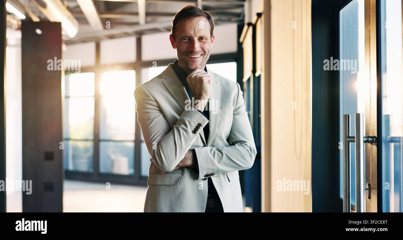 Ritratto, ambizione e uomo d'affari con le braccia incrociate, sorriso e agente immobiliare con crescita di carriera. Felice, agente immobiliare e persona con fiducia Foto Stock