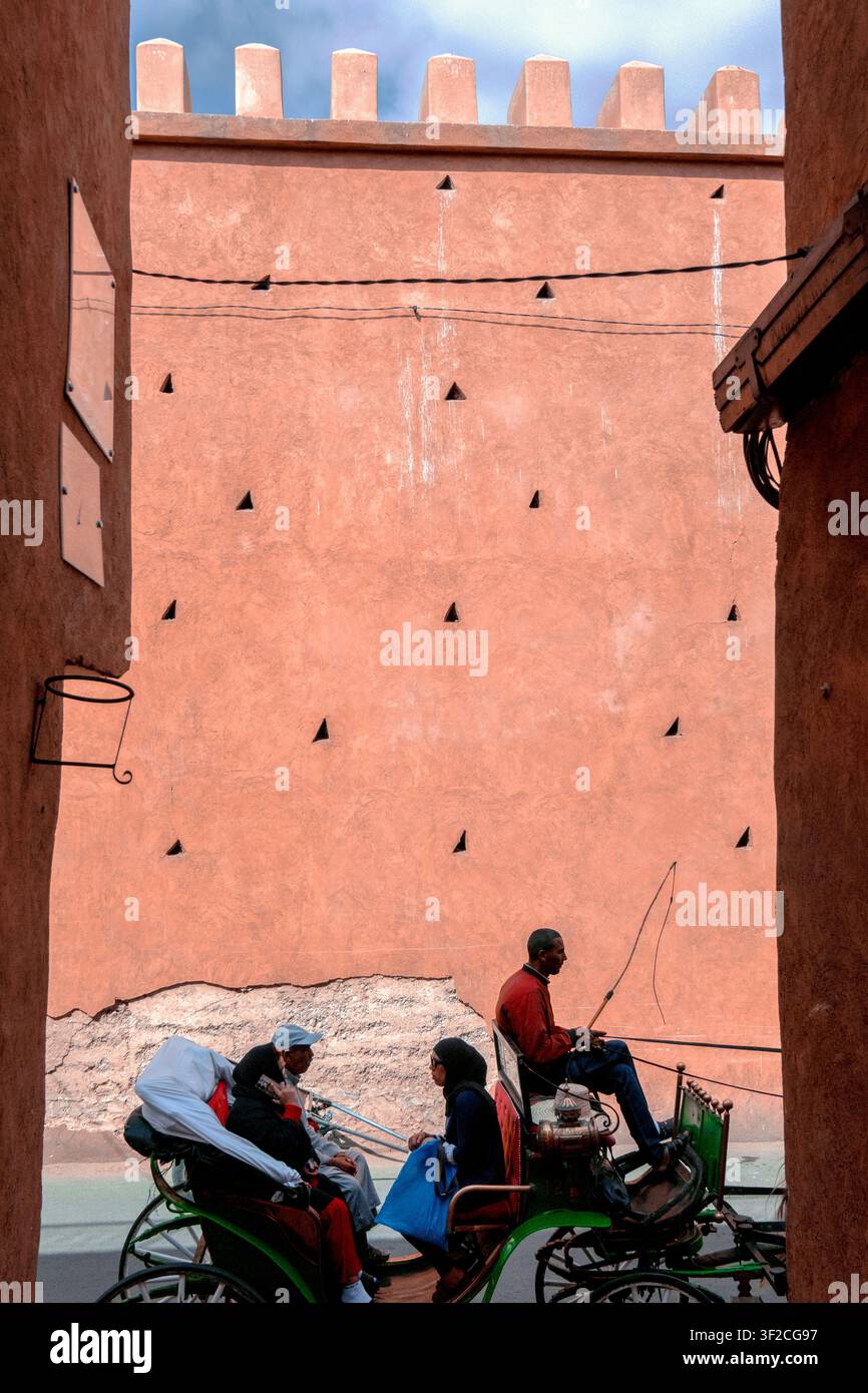 Una carrozza trainata da cavalli / caleche / carretta con turisti su Rue de Berrima, Medina, Marrakech, Marocco, Nord Africa Foto Stock