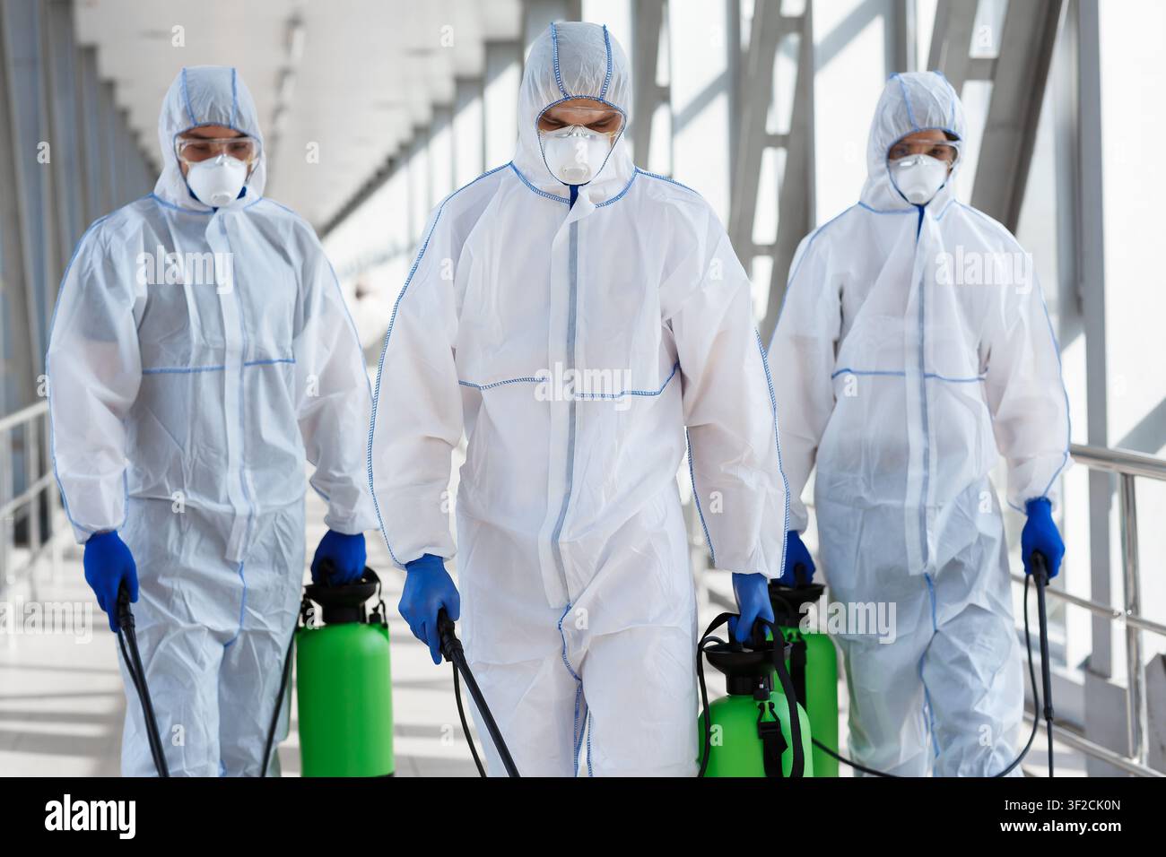 Personale medico che effettua la disinfezione dei luoghi pubblici Foto Stock
