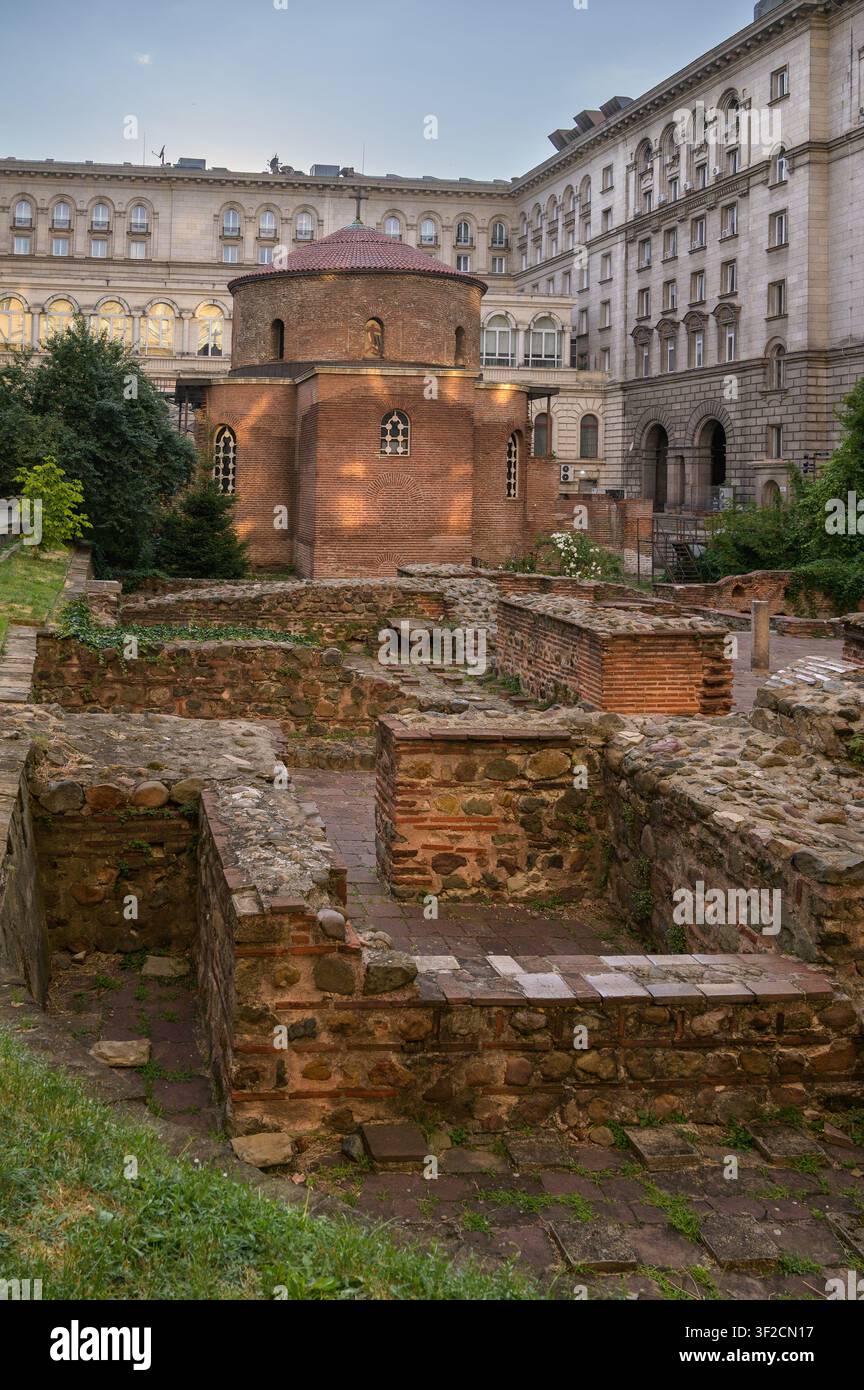Rotonda di San Giorgio circondata da antiche rovine archeologiche a Sofia, Bulgaria Foto Stock