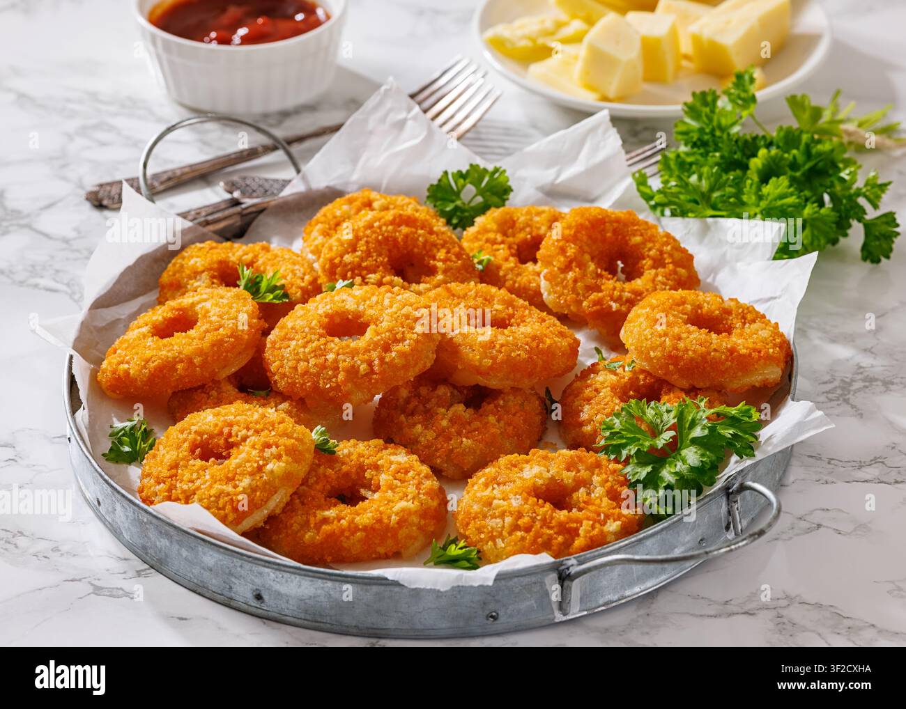 Rondelle di Gouda stile pub croccanti, modellate in anelli perfetti, ricoperte da una crosta dorata e saporita di pangrattato, fritte alla perfezione assoluta e accompagnate da un cla Foto Stock