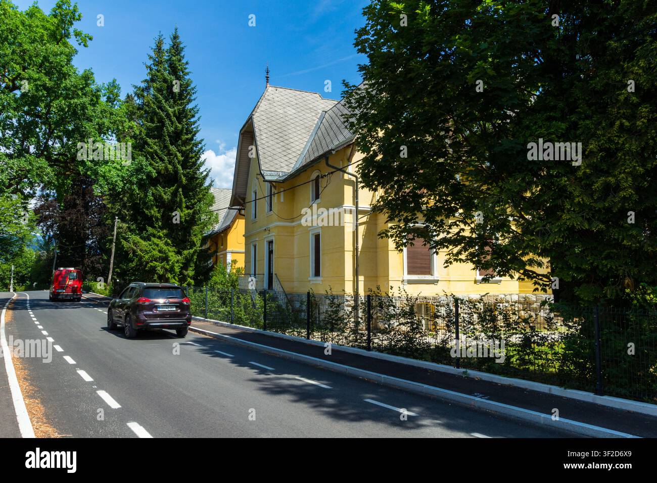 Vecchia villa vicino alla strada nuova ricostruita, Bled, Alta Carniola, Slovenia Foto Stock