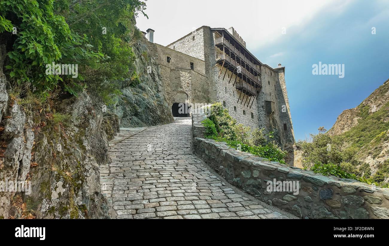 Sentiero che conduce all'ingresso del monastero di Saint Dionysiou sul Monte Athos, Grecia Foto Stock
