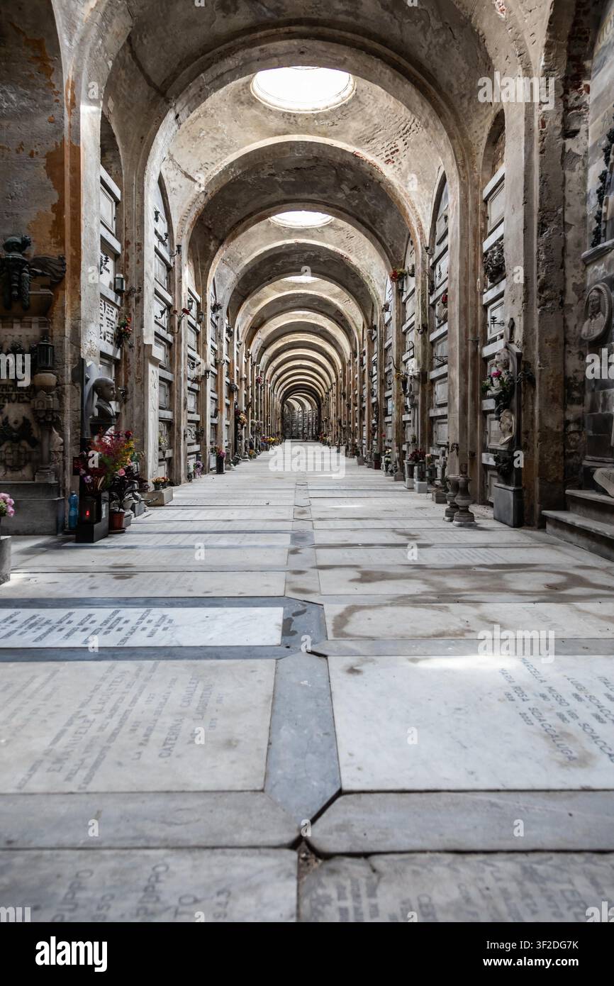 Genova, Italia - 17 agosto 2024: Corridoio nell'antico cimitero di Staglieno Foto Stock