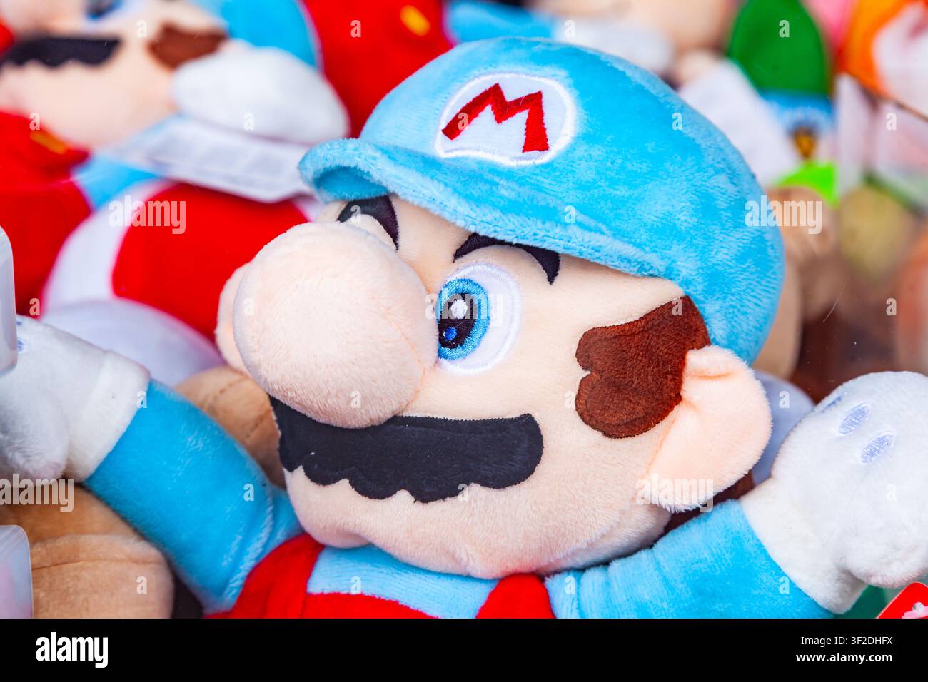 Francoforte, Germania - 15 maggio 2026: Primo piano di un morbido peluche del personaggio Ice Mario della serie Nintendo Super Mario Bros a una bancarella da fiera Foto Stock