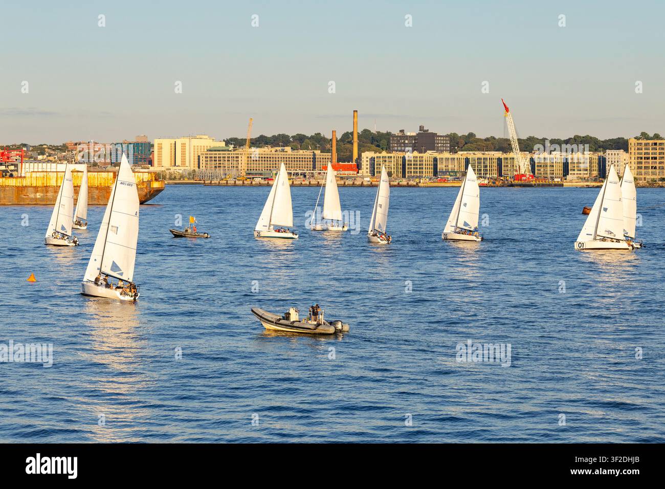 New York, USA - 10.09.2026: Barche a vela a tre persone in allenamento nella baia di Hudson, New York Foto Stock