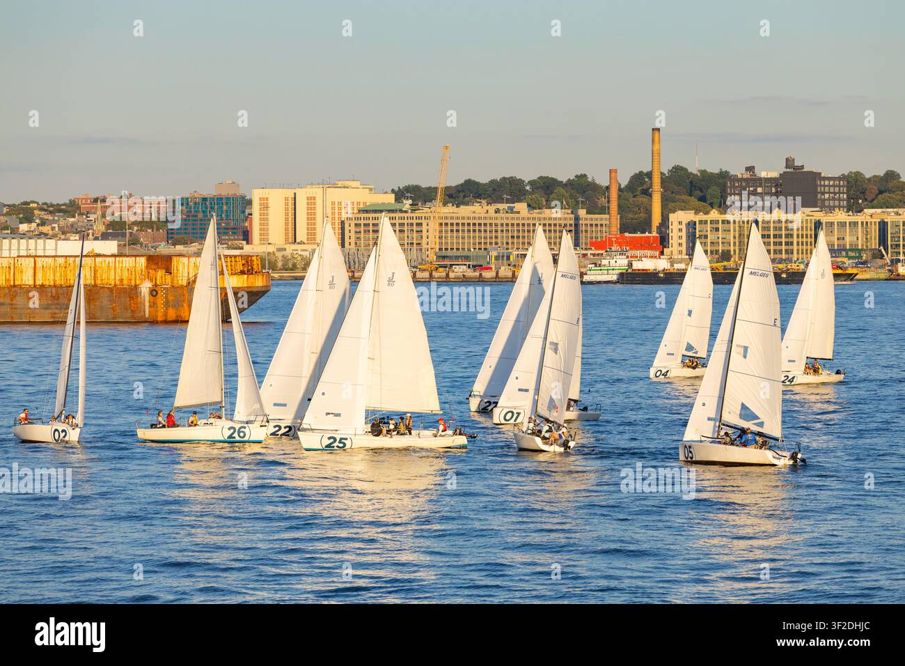 New York, USA - 10.09.2026: Barche a vela a tre persone in allenamento nella baia di Hudson, New York Foto Stock