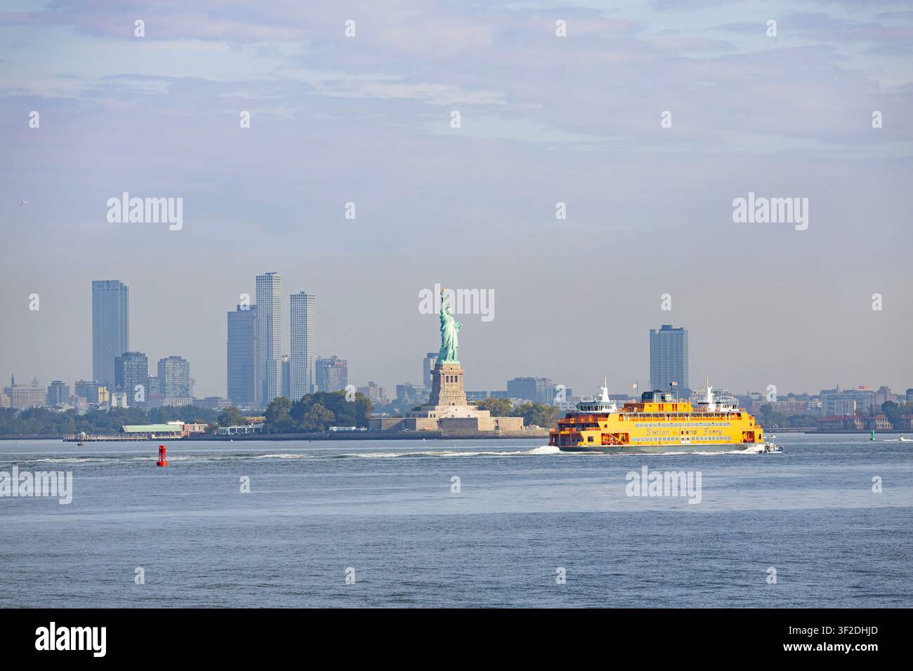 New York, USA - 15.09.2026: Ferry di Staten Island nella baia di Hudson con la Statua della Libertà, New York Foto Stock