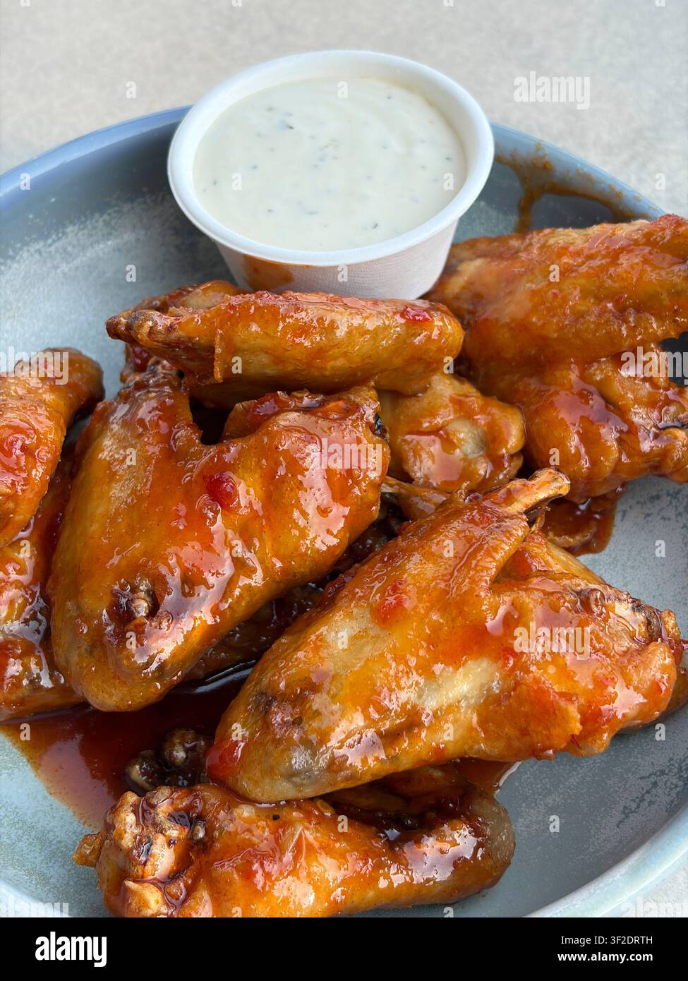 Piatto di ali di pollo, con salsa all'aioli a lato Foto Stock