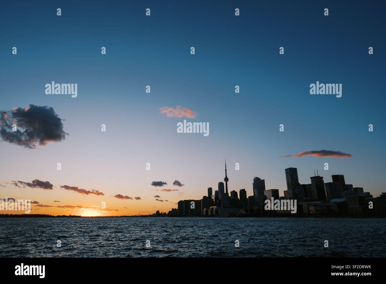 Vista del tramonto sullo skyline di Toronto dal molo Polson Foto Stock