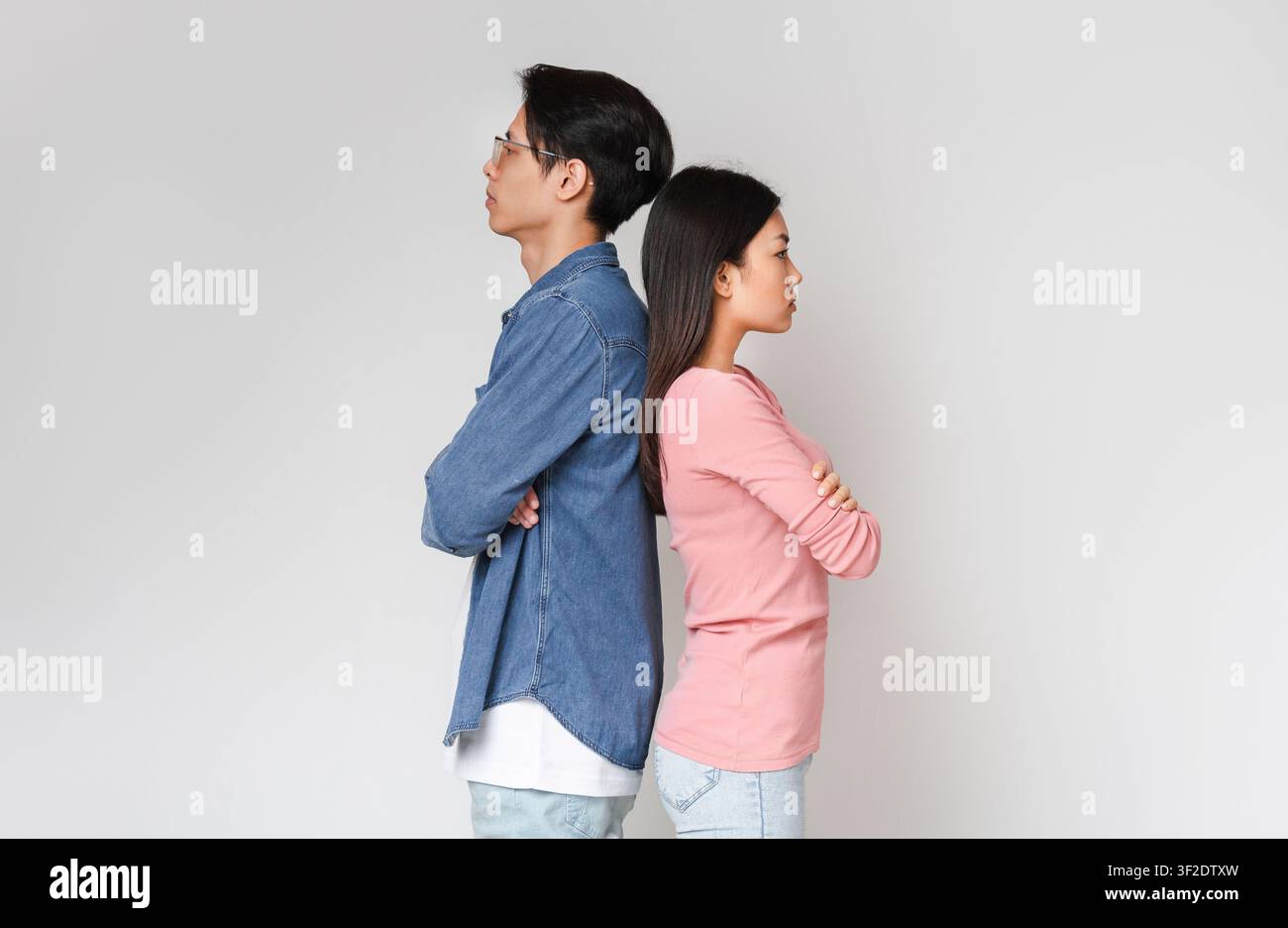 Triste uomo asiatico e donna che rimasera di nuovo Foto Stock