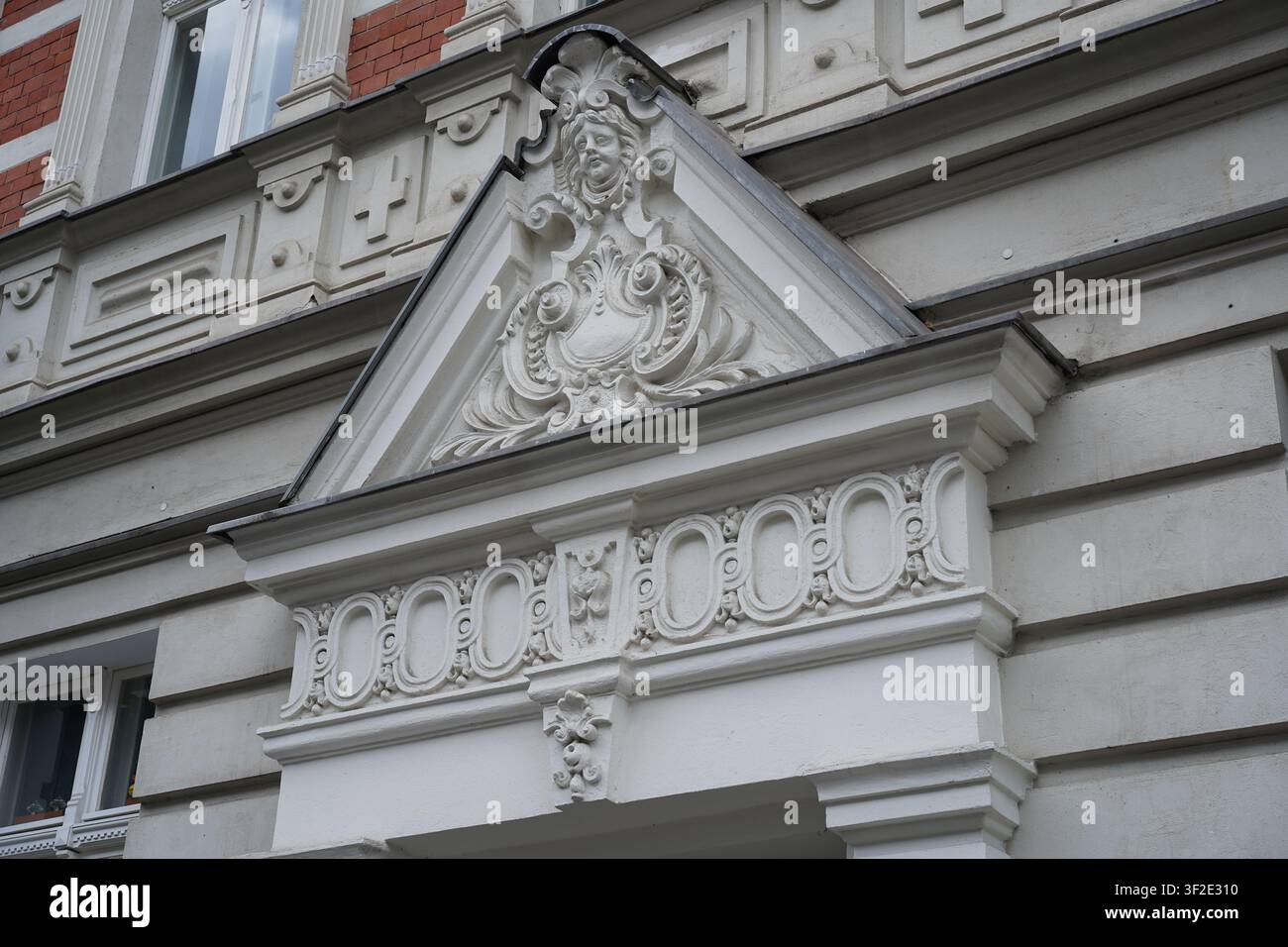 Berlino, Germania - 18 luglio 2026: Dettaglio architettonico neoclassico e neo-barocco dell’ingresso decorato di un edificio su Pfarrstraße a Lichtenberg. Foto Stock