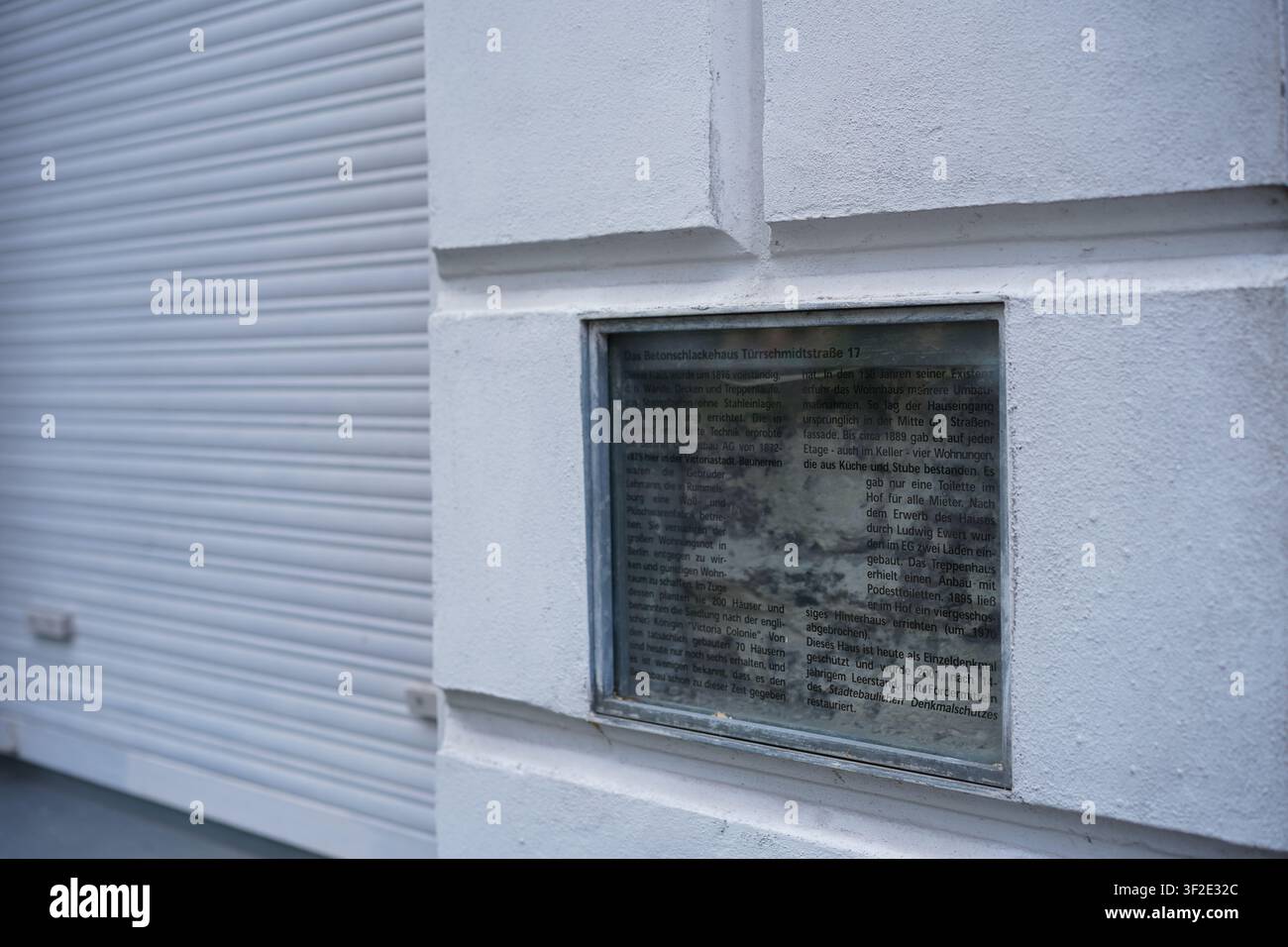 Berlino, Germania - 18 luglio 2026: Placca informativa sulla casa storica in cemento di scoria (Betonschlackehaus) in Türrschmidtstraß3 17 a Lichtenberg. Foto Stock