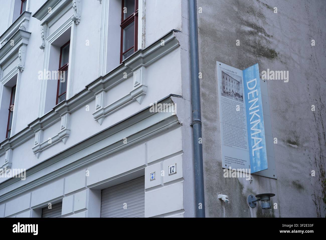 Berlino, Germania - 18 luglio 2026: Facciata e cartello monumentale architettonico della storica casa in calcestruzzo di scoria al numero 17 di Türrschmidtstraße a Lichtenberg. Foto Stock