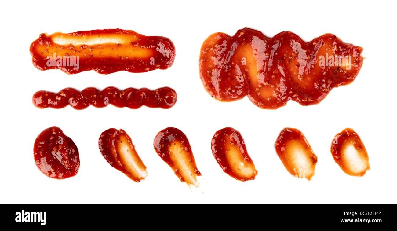 Salsa al peperoncino dolce per barbecue isolata, schizzo di chutney al pomodoro con semi di spezie. Sottaceto alle fichi, macchia di salsa di carne alle mirtilli rossi per BBQ con senape integrale Foto Stock