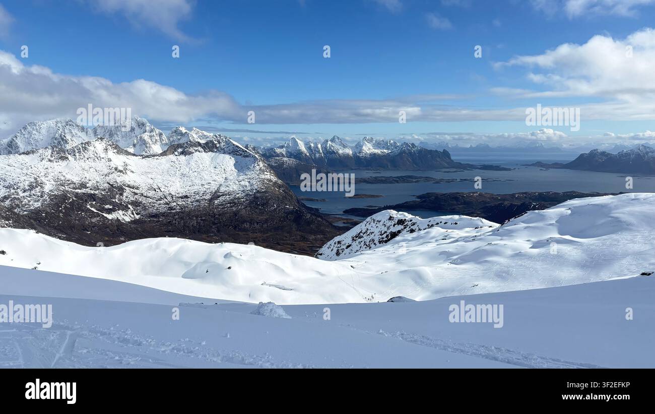 Vista panoramica invernale da una cima innevata delle montagne sugli fjordi e l'arcipelago delle isole Lofoten, Nordland, Norvegia - Immagine stock catturata con smartphone