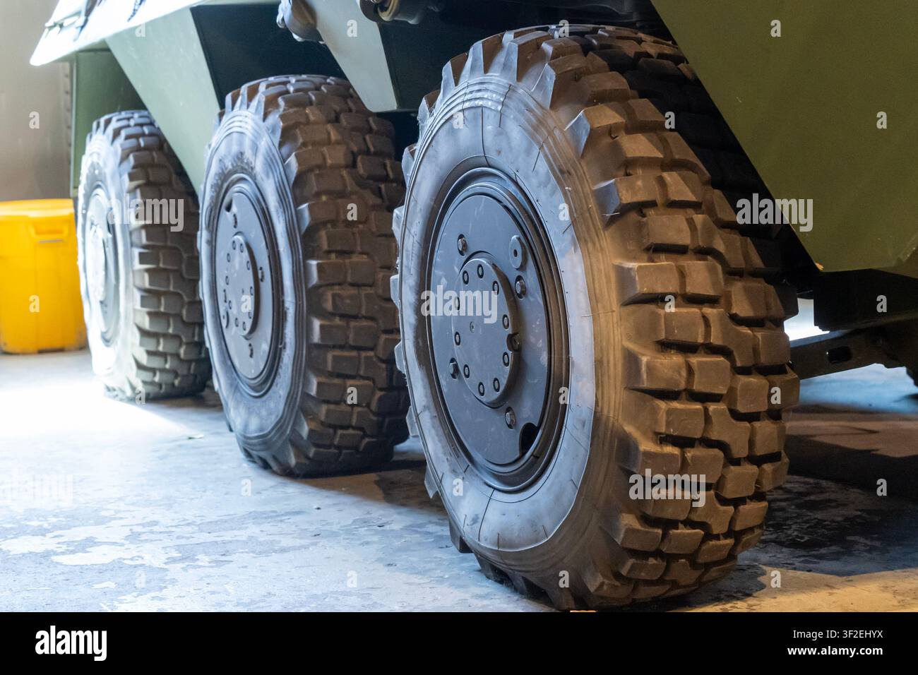 Prima di pneumatici fuoristrada di un veicolo blindato militare Foto Stock