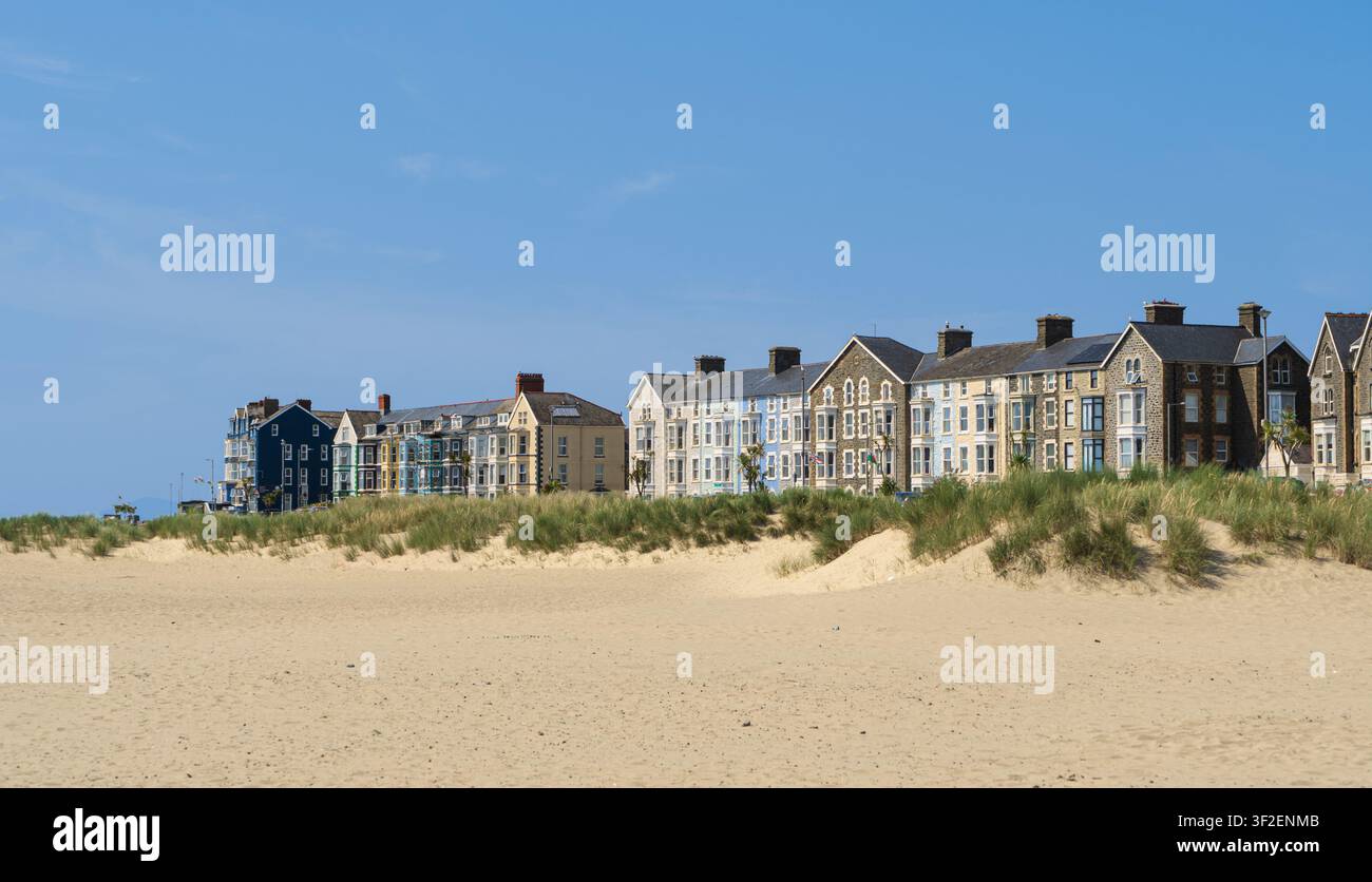 Appartamenti con vista sulla spiaggia di Barmouth nel Gwynedd Foto Stock