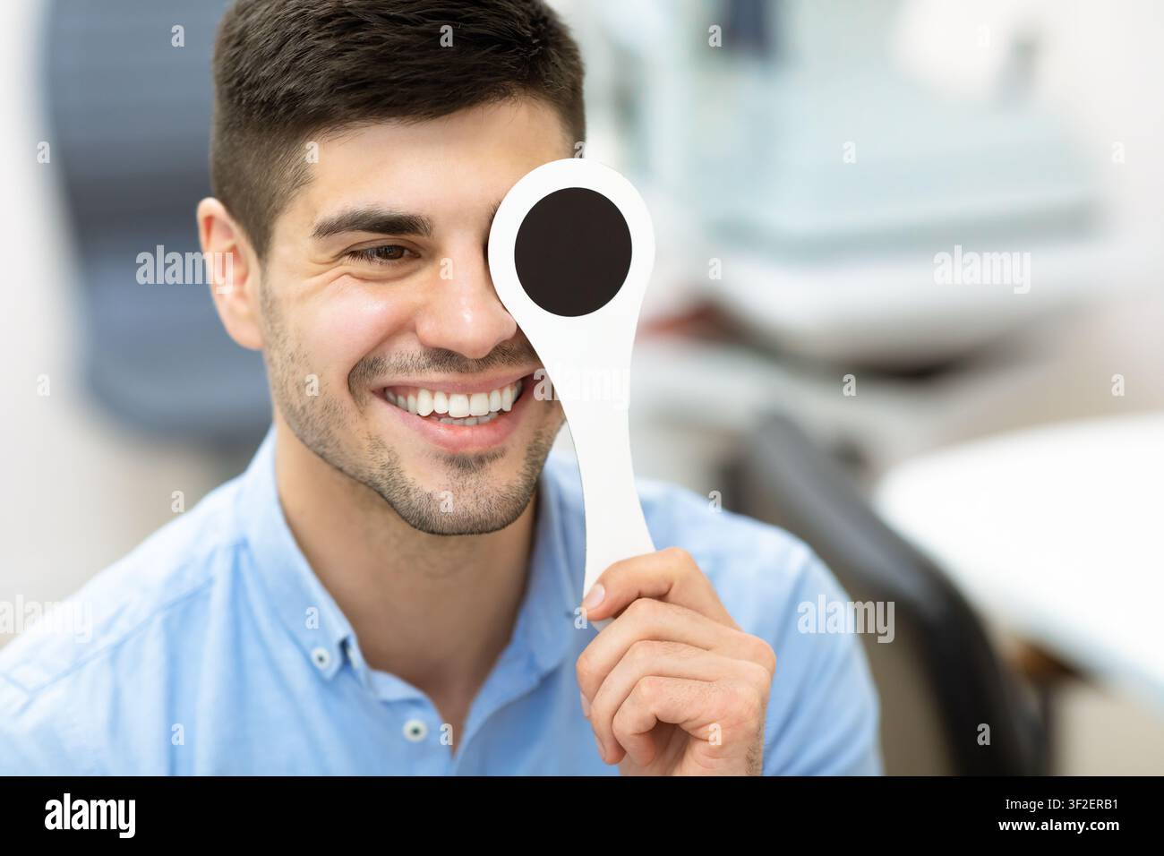 Paziente e ottico che fanno un esame degli occhi in clinica Foto Stock