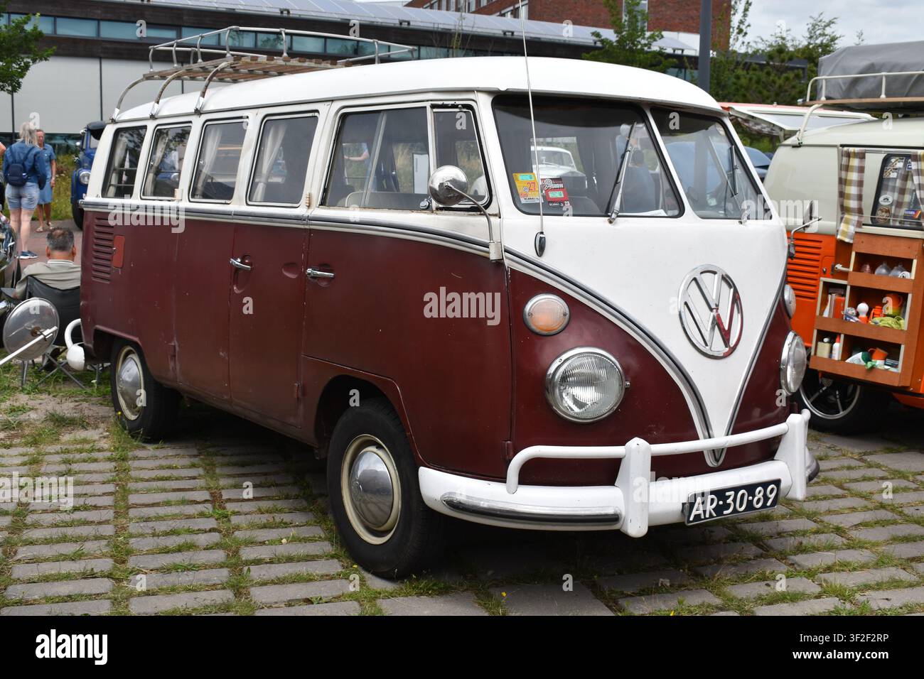 Huizen, Paesi Bassi – 4 luglio 2026: un Volkswagen Tipo 2 Bus del 1966 Foto Stock
