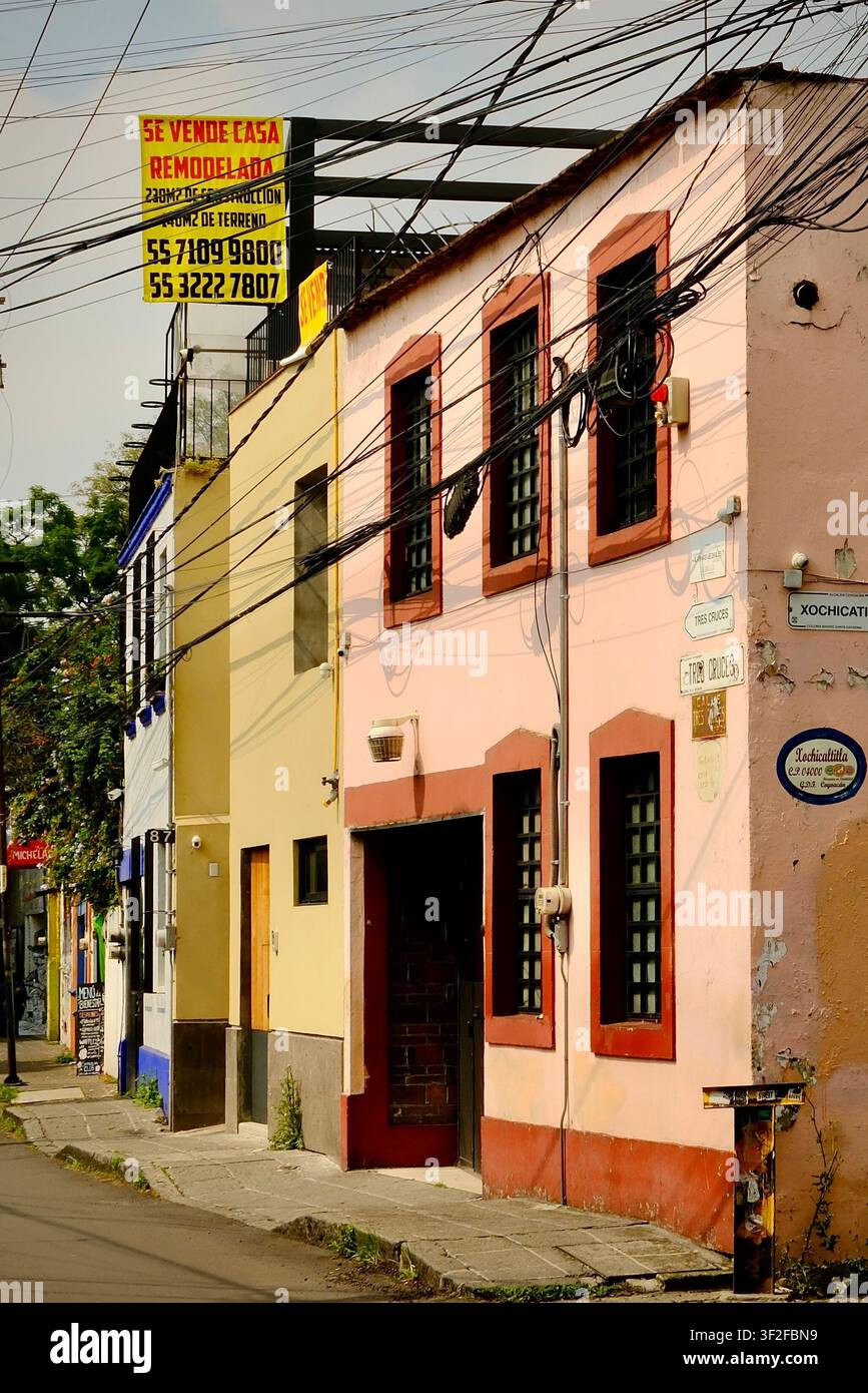 Città del Messico, CDMX, Messico – 6 settembre 2025: Edifici colorati della Città del Messico in fila Foto Stock