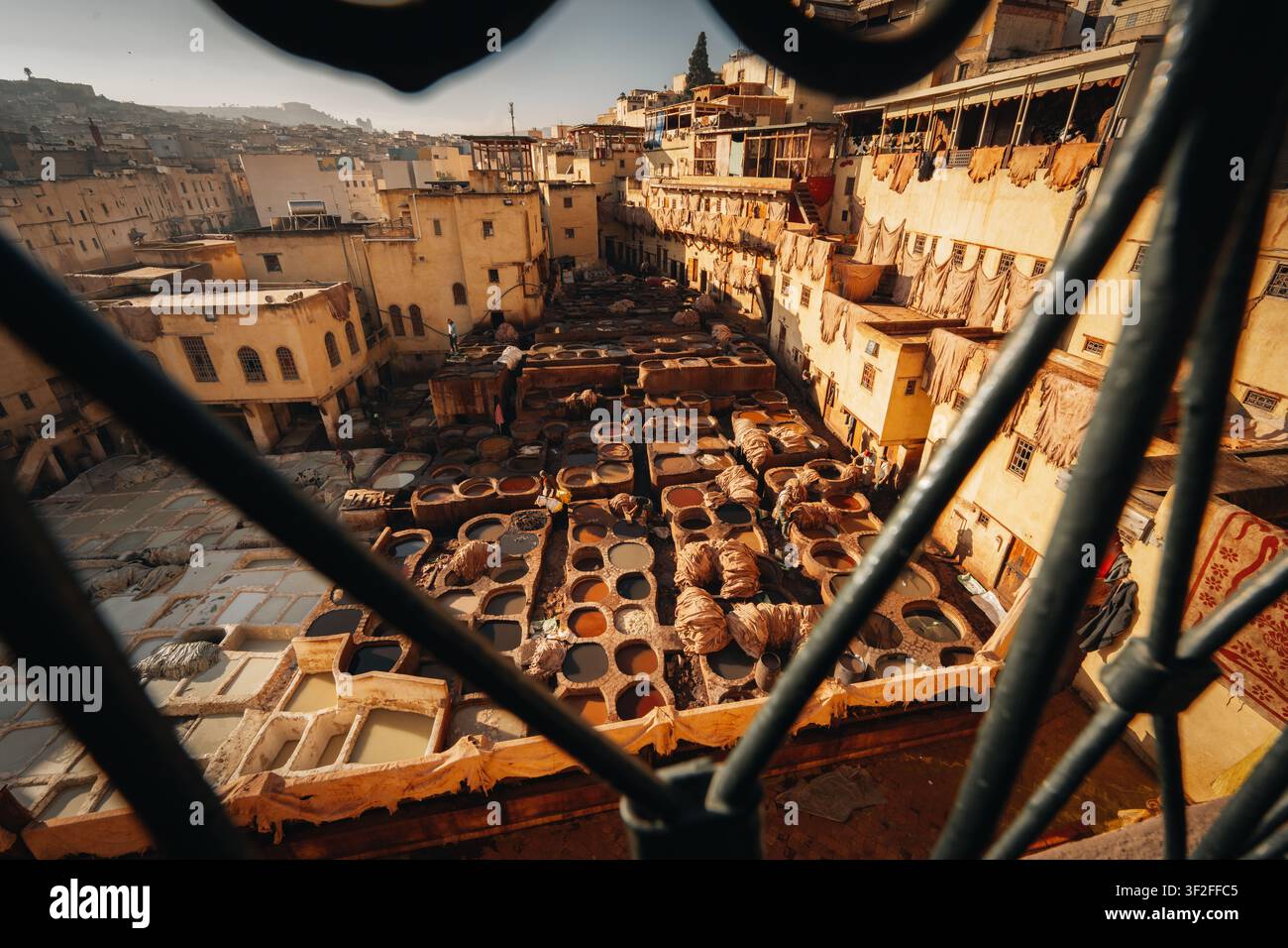 Fes, Fez-Meknes, Marocco - 11 novembre 2025: Vista della storica conceria di Chouara con le sue iconiche vasche in pietra piene di coloranti vivaci, circondata da Foto Stock