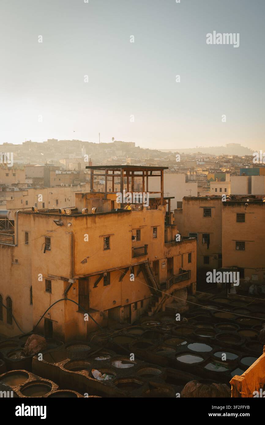 Fes, Fez-Meknes, Marocco - 11 novembre 2025: Vista della storica conceria di Chouara con le sue vasche di pietra tradizionali circondate da antichi edifici unde Foto Stock