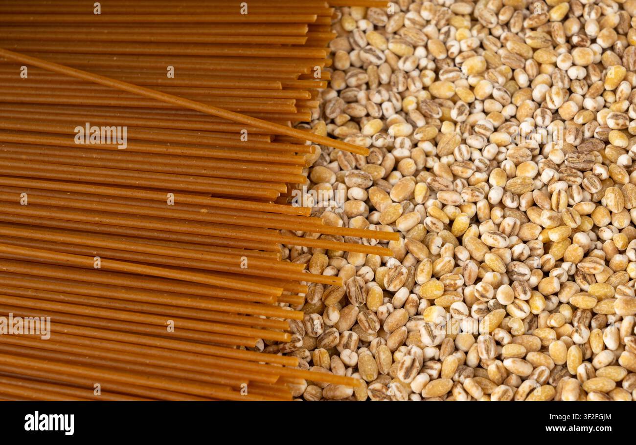 Texture macro di spaghetti integrali marroni crudi, motivo di spaghetti secchi, banner di lunghe gnocche di grano, primo piano di pasta maccheroni italiana cruda Foto Stock