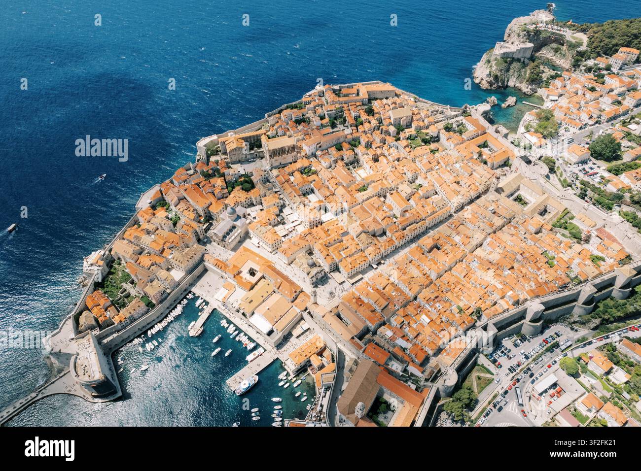 Vista aerea della vecchia città di Dubrovnik e delle mura Foto Stock
