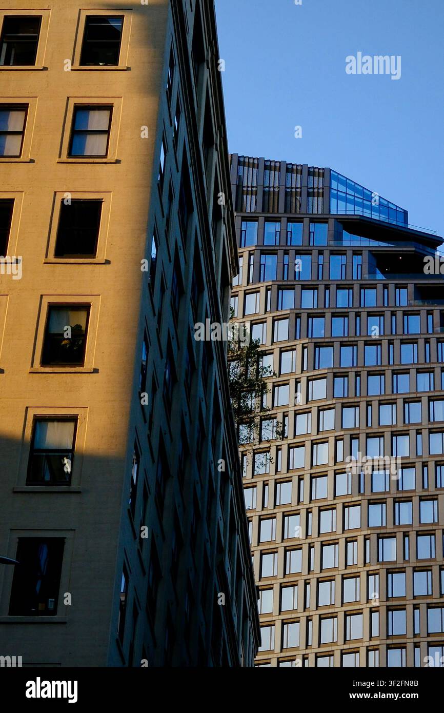 Edifici moderni e classici in contrasto a Brooklyn (Brooklyn, New York, USA) Foto Stock