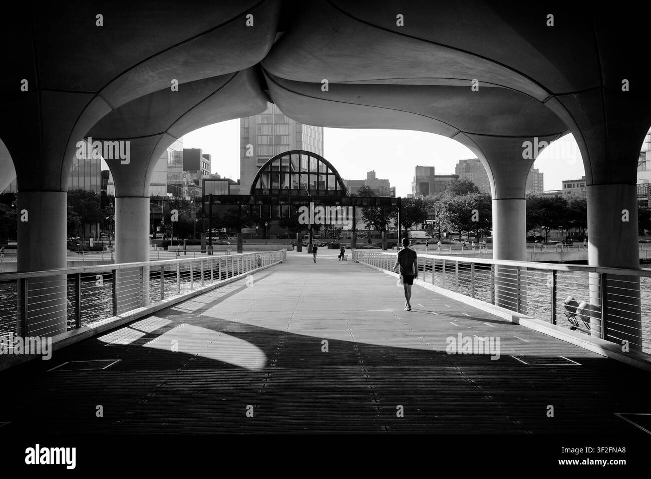 New York, New York, USA – 11 agosto 2025: Uomo solitario che lascia il Little Island Park Foto Stock