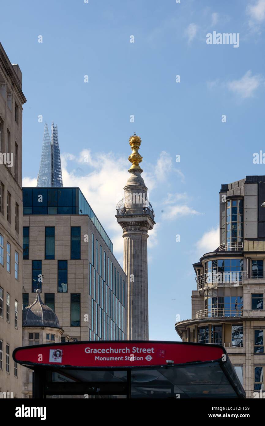LONDRA, REGNO UNITO - 11 LUGLIO 2026: Vista del Monumento con cartello della fermata dell'autobus Foto Stock