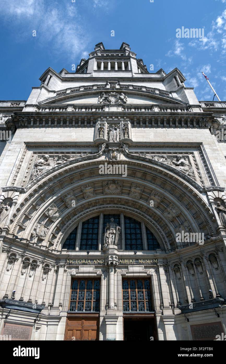 LONDRA, REGNO UNITO - 11 LUGLIO 2026: Ingresso ornato del Victoria Albert Museum in Cromwell Road, South Kensington con cartello Foto Stock