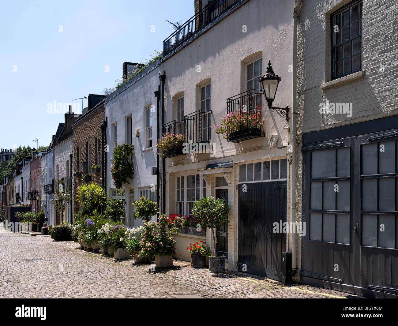 LONDRA, REGNO UNITO - 11 LUGLIO 2026: Belle case a Ennismore Mews, Knightsbridge Foto Stock