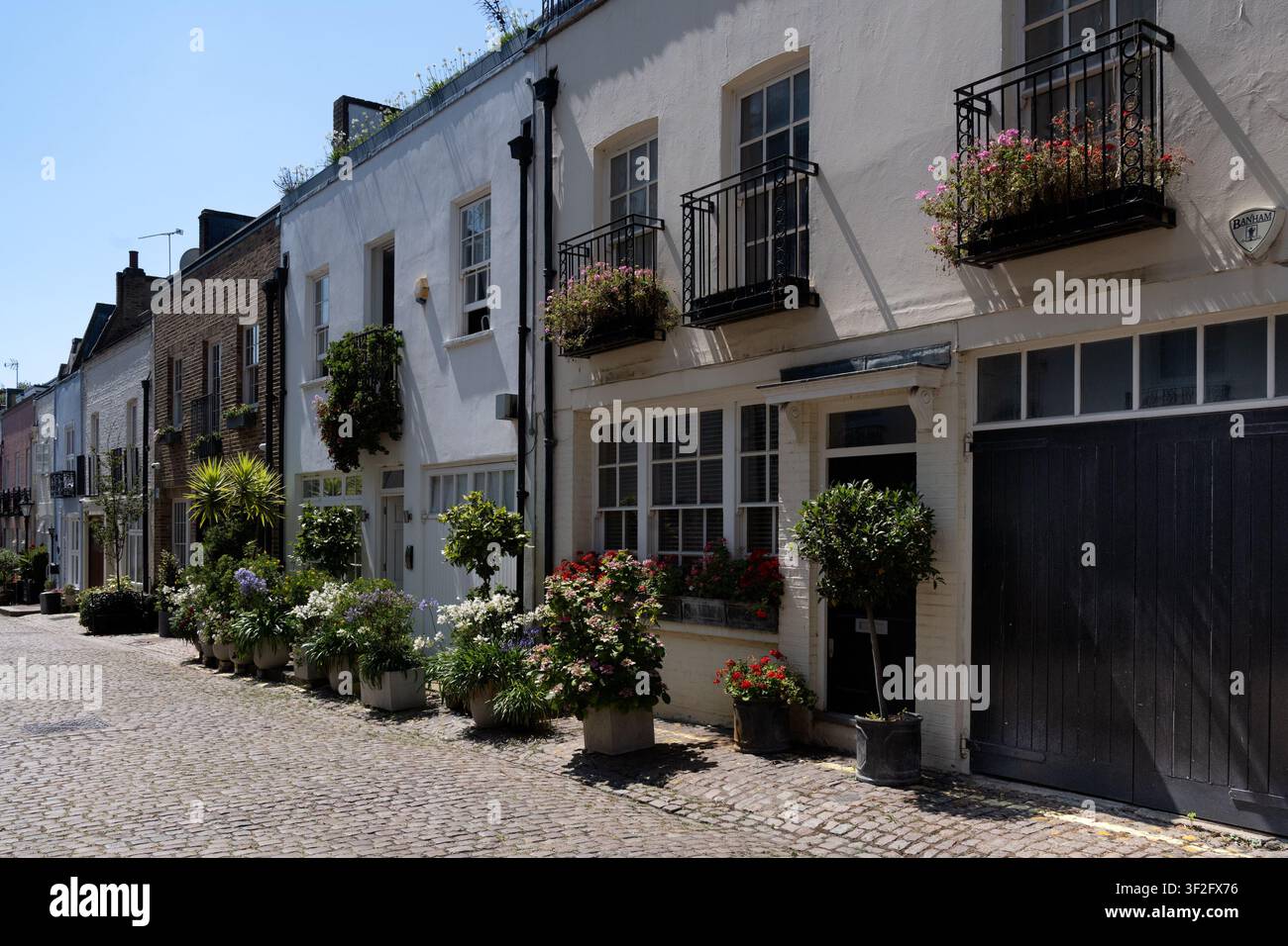 LONDRA, REGNO UNITO - 11 LUGLIO 2026: Belle case a Ennismore Mews, Knightsbridge Foto Stock