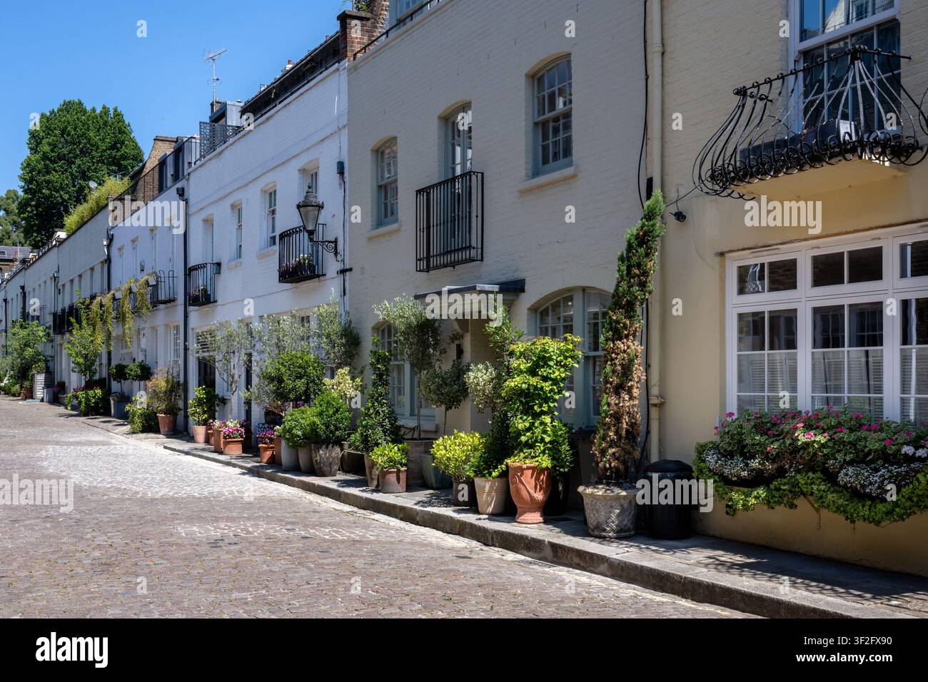 LONDRA, REGNO UNITO - 11 LUGLIO 2026: Belle case a Ennismore Mews, Knightsbridge Foto Stock