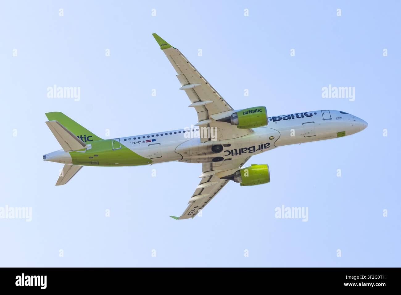 Air Baltic a220 in decollo dall'aeroporto di Helsinki Foto Stock