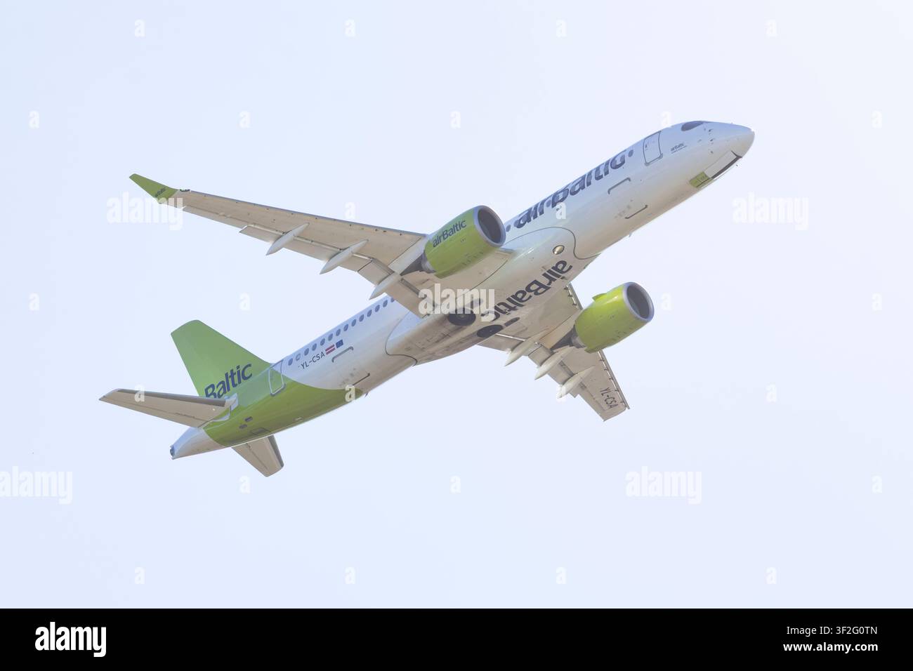 Air Baltic a220 in decollo dall'aeroporto di Helsinki Foto Stock