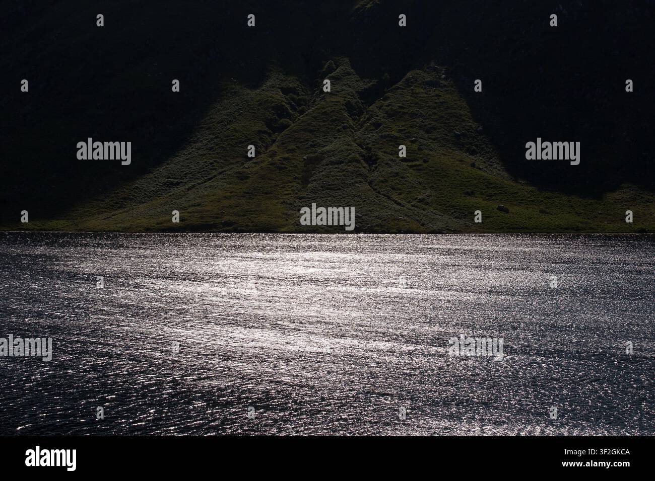 Riflessi del lago Lough Barfinnihy, Contea di Kerry, Eire, Irlanda Foto Stock