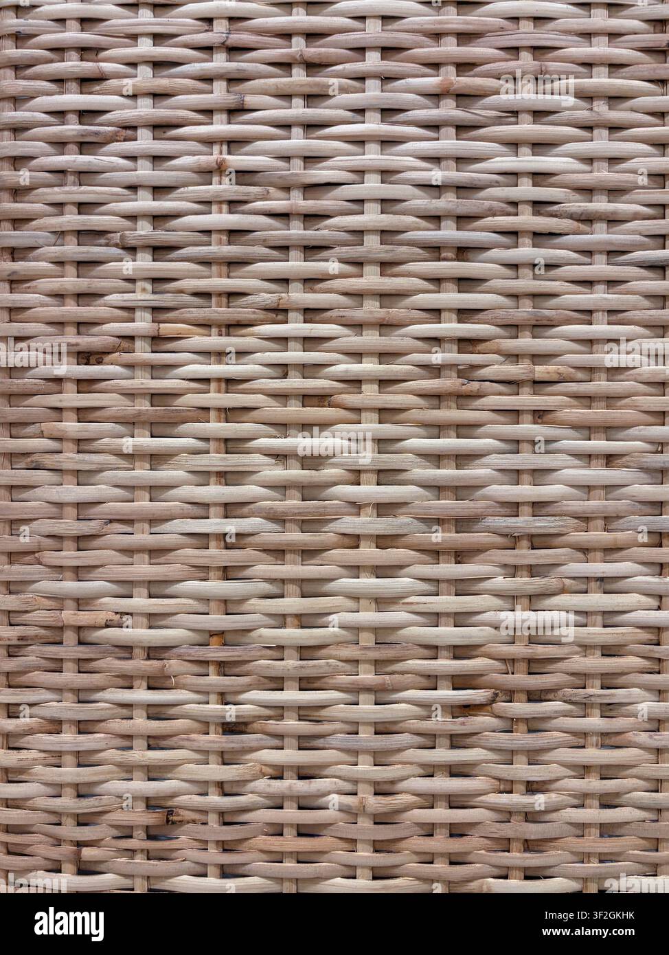 Texture di cesto intrecciato a mano in paglia naturale con fili intrecciati orizzontalmente Foto Stock