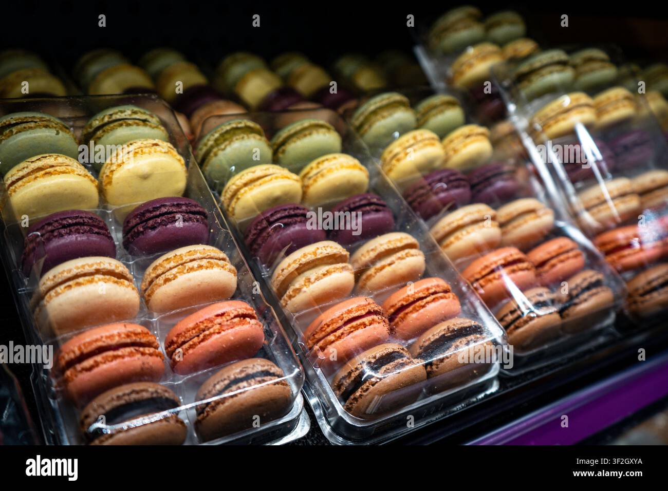 Vista ravvicinata di scatole di biscotti macaron multicolori Foto Stock