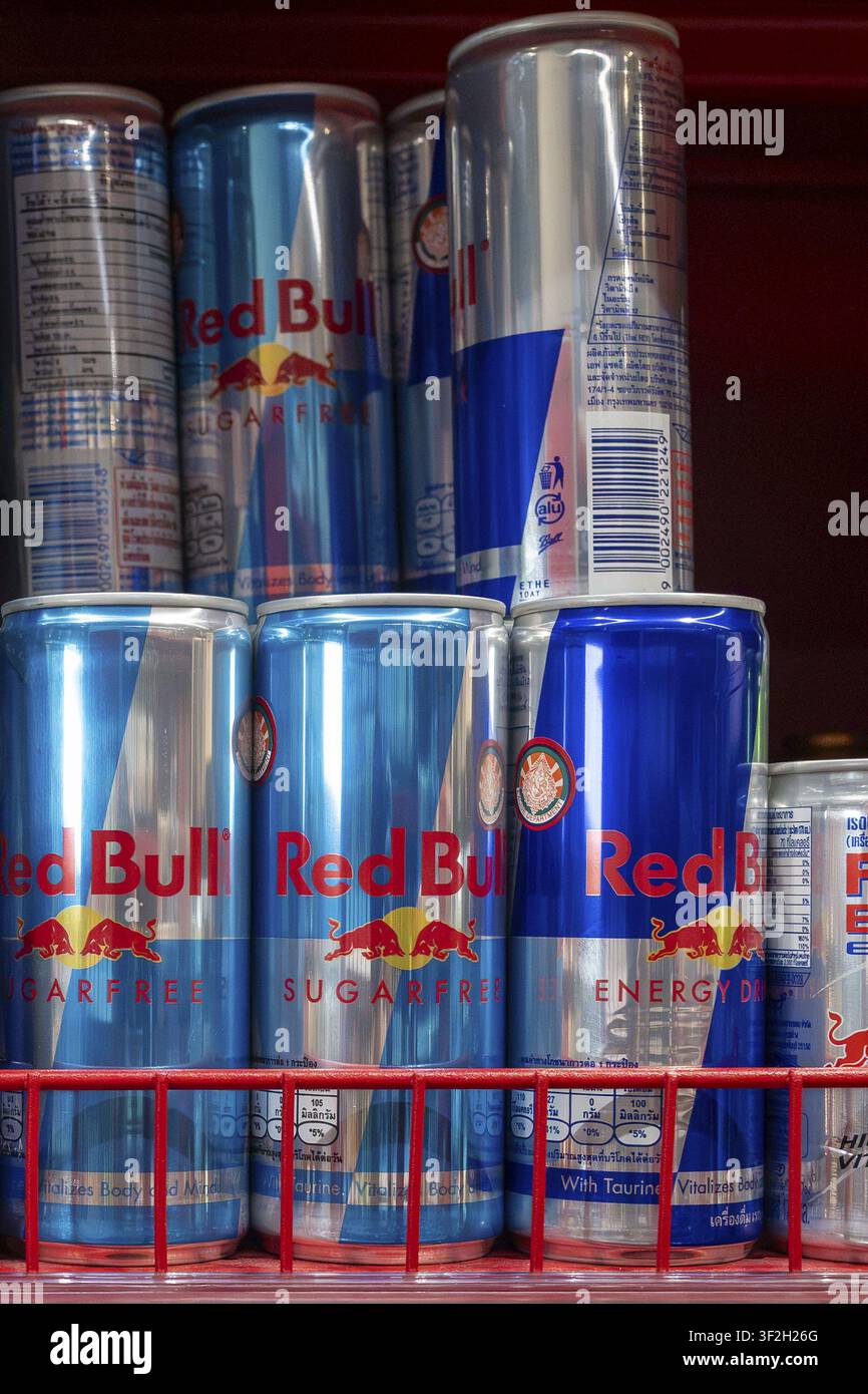 Scaffale per la vendita di lattine Red Bull, Bangkok, Thailandia Foto Stock