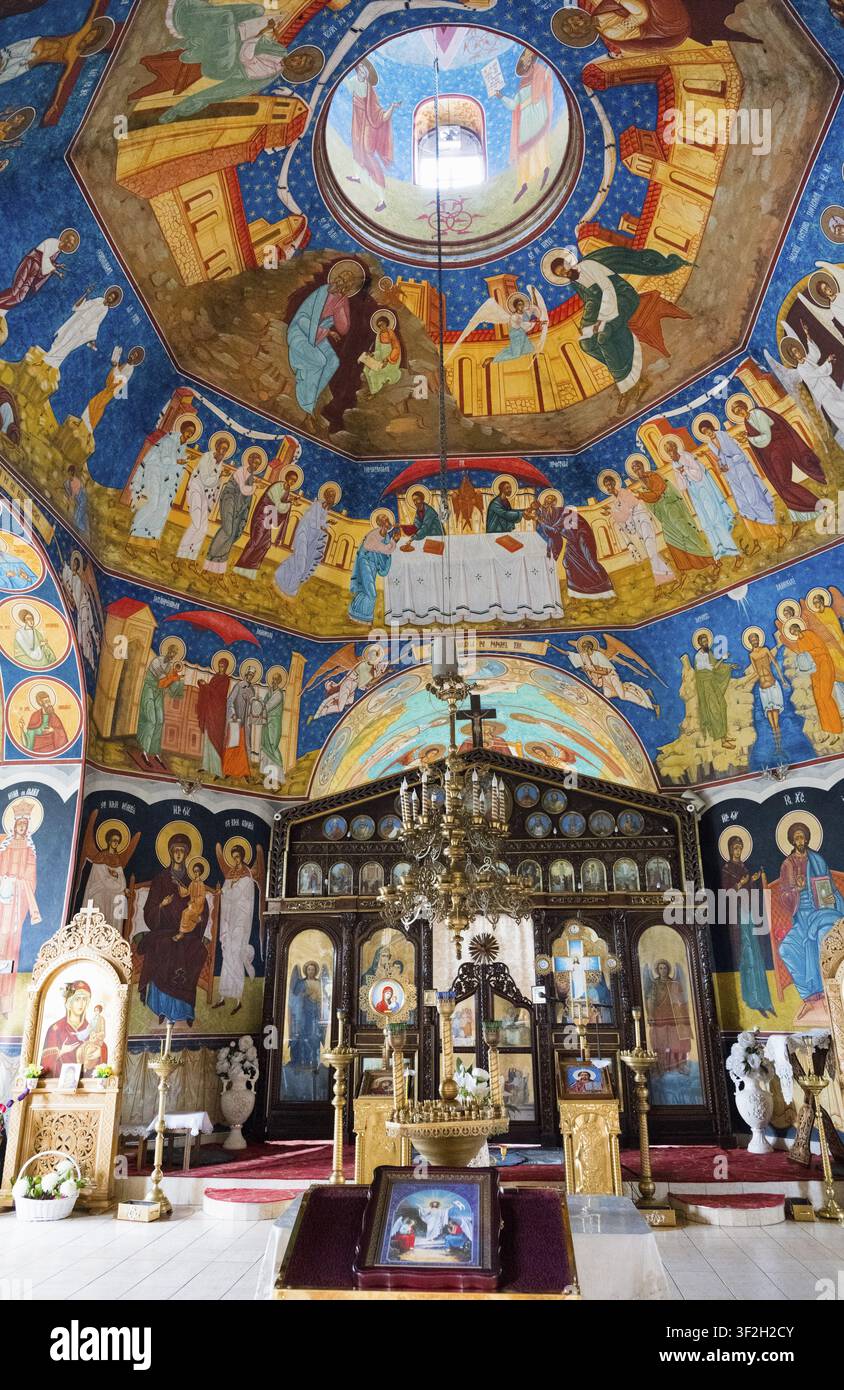 Chiesa ortodossa con impressionanti affreschi, un lampadario e un design simile a un'icona, Chiesa ortodossa di San Arcangelo Michele, Biserica Biserica Sf Foto Stock