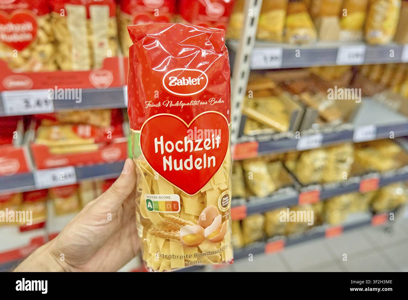 Confezione rossa di spaghetti per matrimoni Zabler con motivo a cuore sullo scaffale del supermercato, confezione di spaghetti al supermercato, negozio, Kaufland, Germania Foto Stock