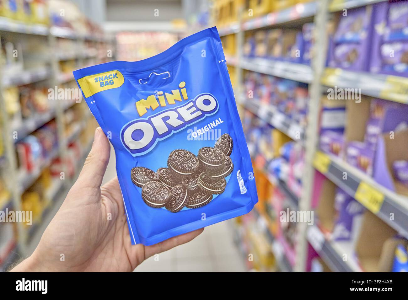 Busta di snack, busta di snack malsana, Mini Oreo originale, una confezione blu con mini Oreos è conservata sullo scaffale del supermercato, prodotto, biscotti dolci a Kaufland su Foto Stock