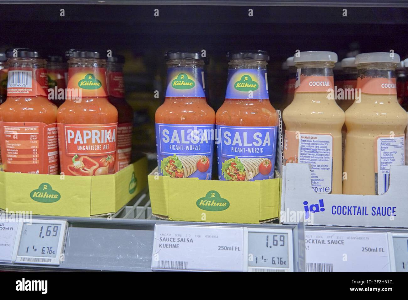 Salse salsa e pepe audaci, più salsa cocktail, su uno scaffale del supermercato, acquistare prodotto, negozio, supermercato, Rewe, Germania Foto Stock