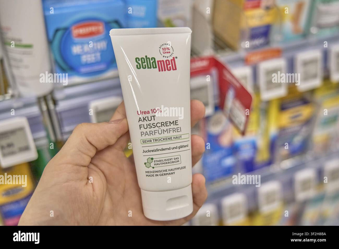 Marca Sebamed, Seba Med, crema acuta per i piedi senza profumo con 10% di urea per pelli molto secche, mostrata in farmacia, prodotti della farmacia Rossmann, Ge Foto Stock