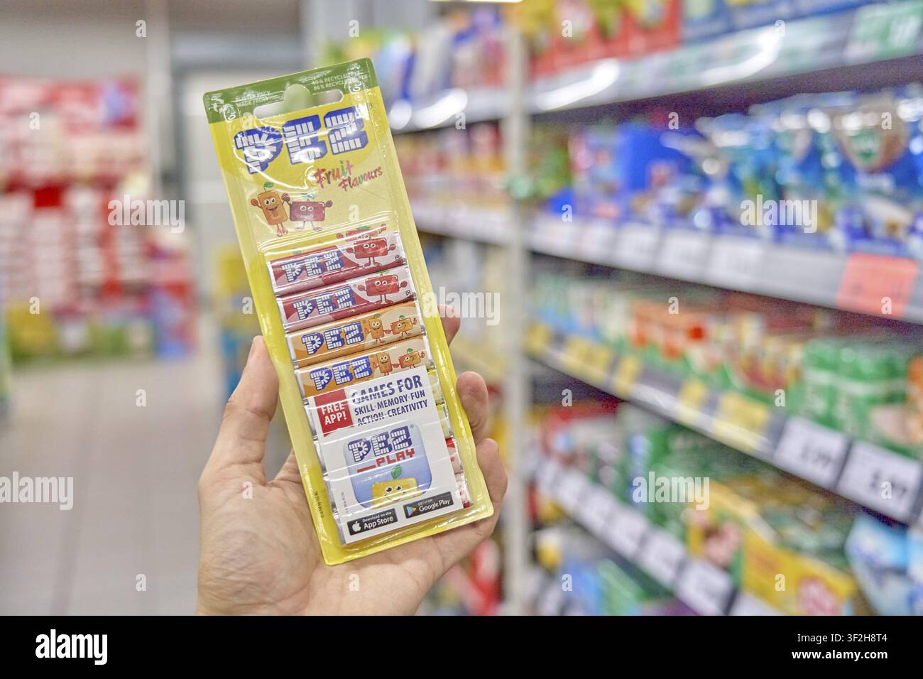 Pez, confezione distributrice Pez con vari personaggi Disney e dolci colorati nel supermercato, prodotto, supermercato Kaufland Foto Stock