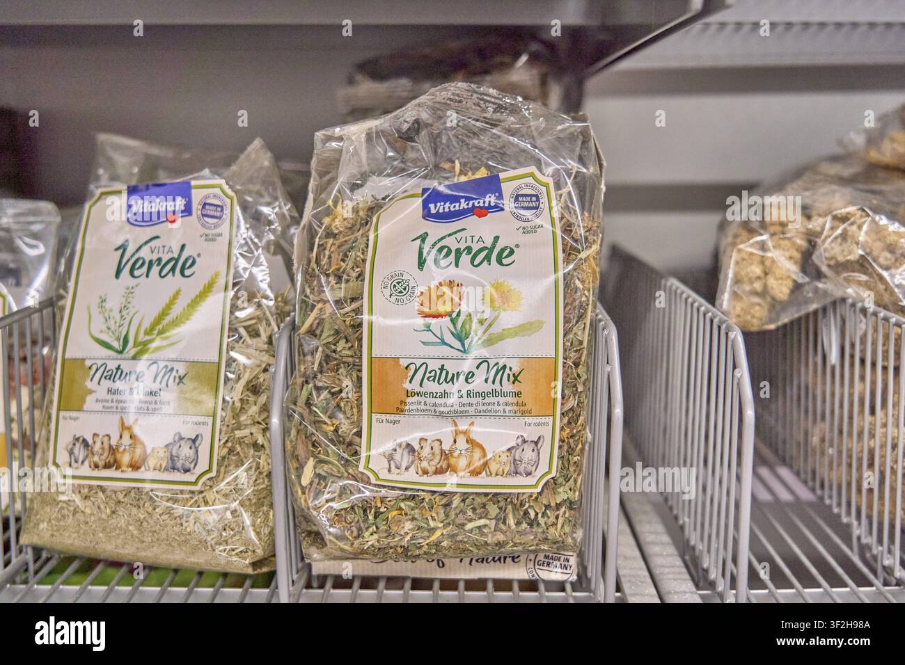 Confezione Vitakraft Nature Mix Vita Verde per polli su uno scaffale del negozio, prodotto presso Maec Geiz, MaecGeiz, Germania. Maec-Geiz è un discount tedesco non alimentare Foto Stock
