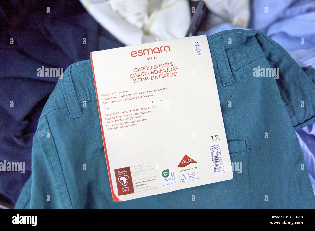 Pantaloncini cargo Esmara verdi con etichetta al supermercato, Lidl rivenditore discount di generi alimentari, prodotto di supermercato, nella Sassonia-Anhalt, Germania Foto Stock